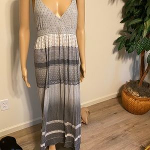 Mudd  adjustable strap in the back